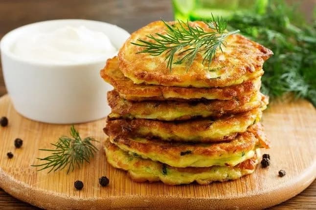Z czym jeść placki z cukinii? Odkryj najlepsze dodatki i sosy
