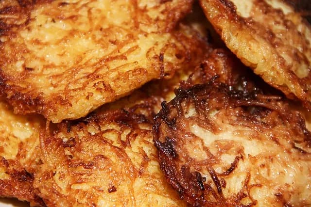 Jak podgrzać placki ziemniaczane żeby były chrupiące i smaczne