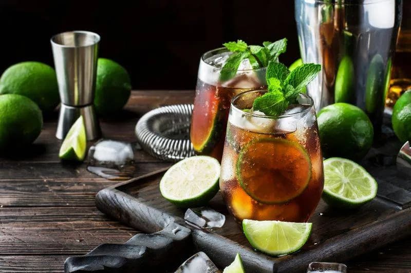 Cuba libre drink: odkryj sekrety idealnego koktajlu i jego historię