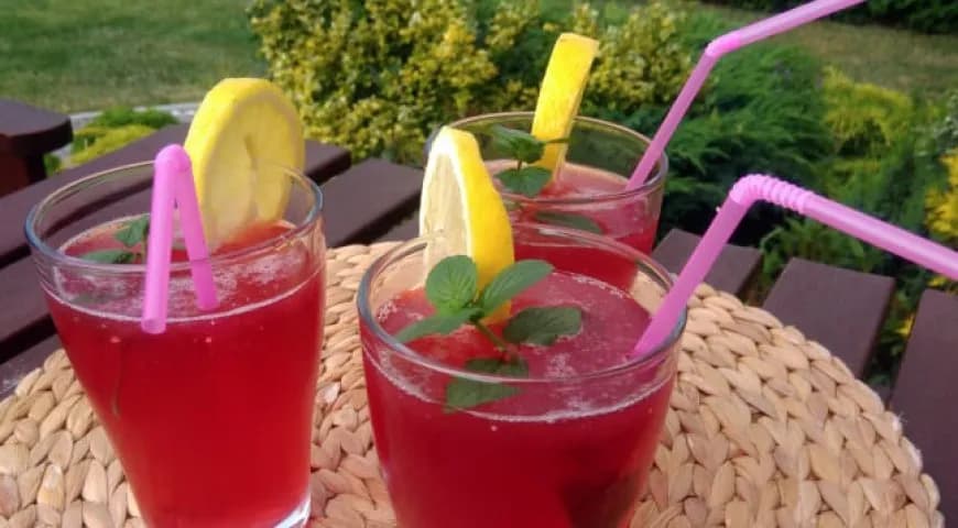 Najlepsze drinki z sokiem malinowym i pomarańczowym na każdą okazję