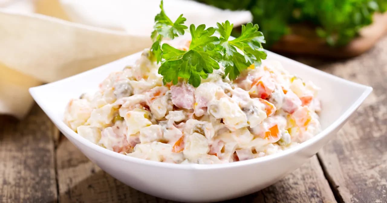 Czy sałatka jarzynowa jest tucząca? Sprawdź, co musisz wiedzieć