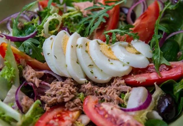 Jaki tuńczyk do sałatki, aby uniknąć niezdrowych wyborów?