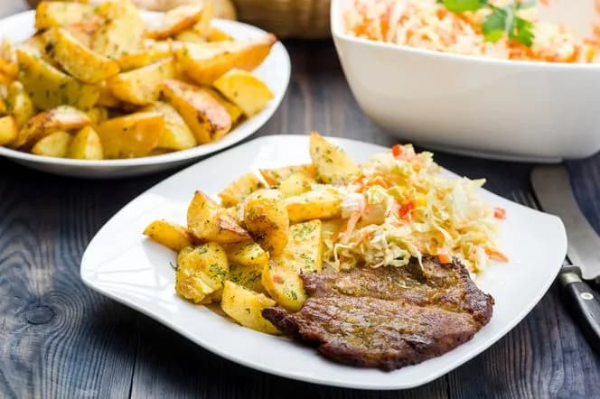 Idealne sałatki do karkówki, które zachwycą Twoich gości