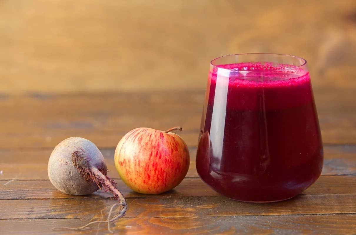 Sok z buraka i jabłka na co pomaga – odkryj zdrowotne korzyści