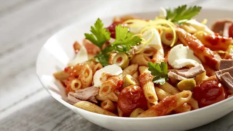 Szybki i prosty przepis na makaron penne z tuńczykiem, który zaskoczy