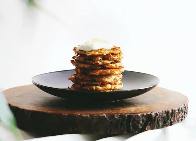 Czy do placków ziemniaczanych daje się jajko? Oto prawda o składnikach